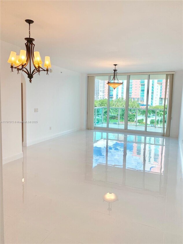 Foto principal - 3340 NE 190th St