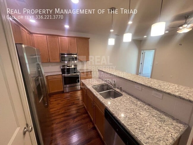Building Photo - Quaint 3 Bedroom, 2 1/2 Bath Townhouse in ...