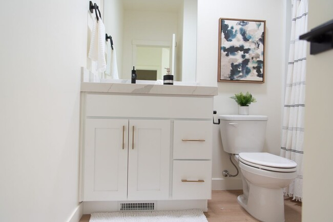 Building Photo - 1802 Drake Ln