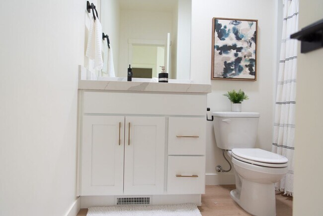 Foto del edificio - 1802 Drake Ln