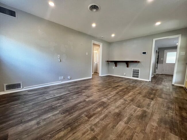 Building Photo - Beautifully Updated 2 Bed 1 Bath House Nea...