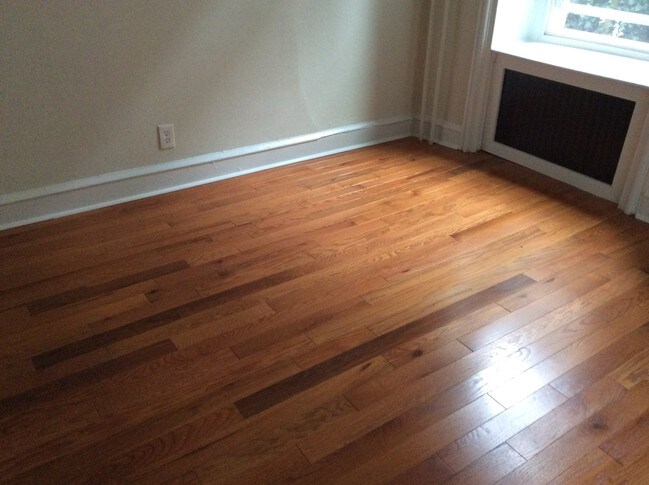 Pisos de madera en todas partes - 412 W Chelten Ave