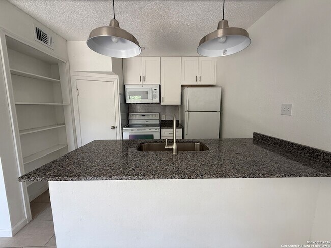 Foto del edificio - 223 Sprucewood Ln