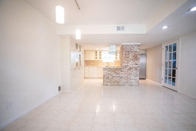Building Photo - 2457 Duncan Dr