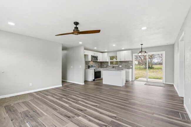 Foto del edificio - Newly Remodeled | 4 Bedroom | 3 Bathroom | 2 Ensuite's | Nixa, MO School District!
