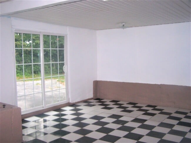 Building Photo - 3 Bdrm / 1.5 Bath in great location in Bri...