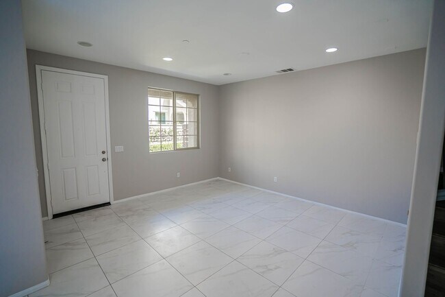 Foto del edificio - COMING SOON! Modern 3-Bedroom Home in Nort...