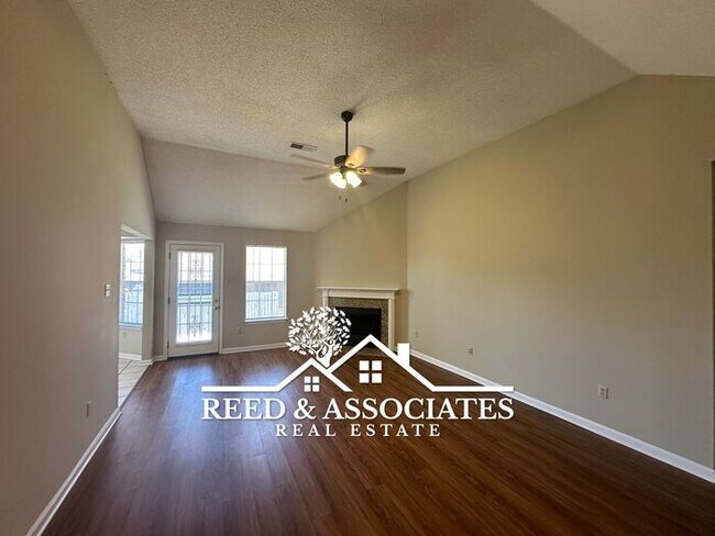Building Photo - Charming Southeast Home Located on Corner ...