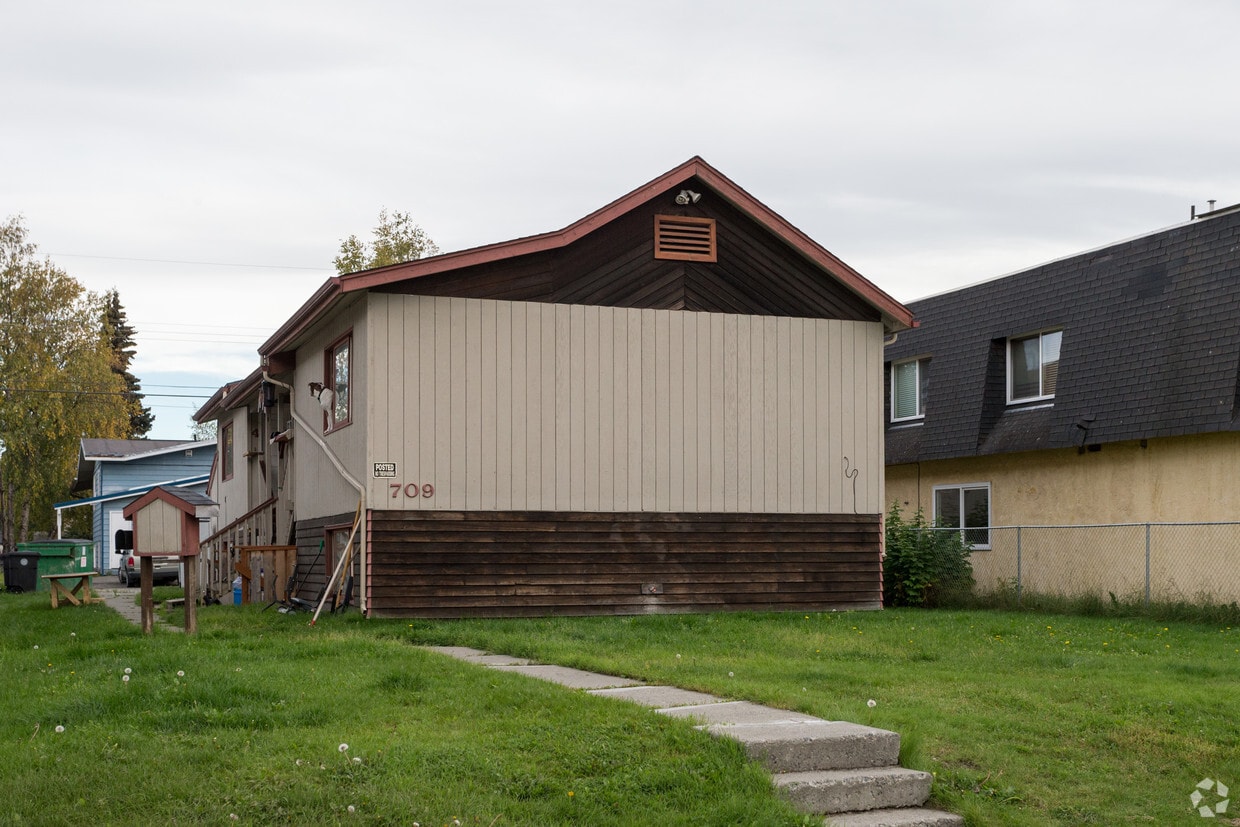 Primary Photo - 709 N Park St