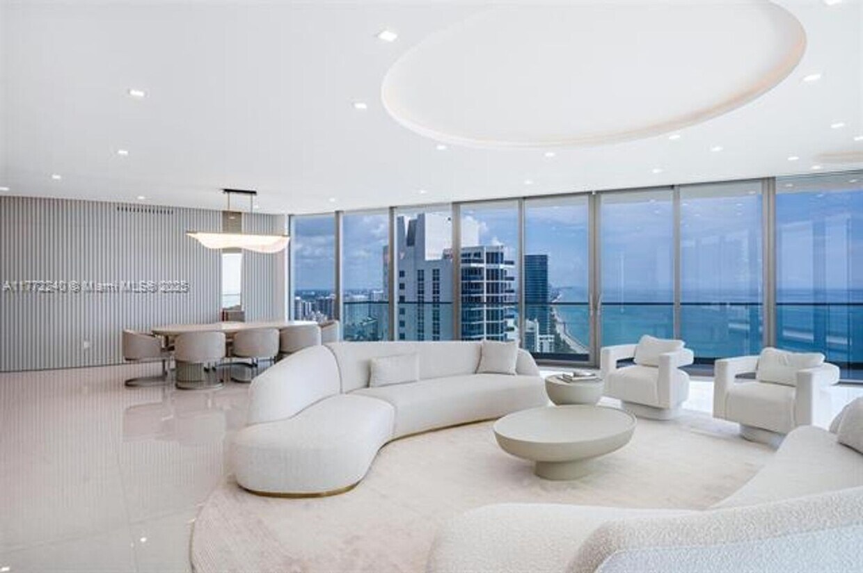 Foto principal - 18975 Collins Ave