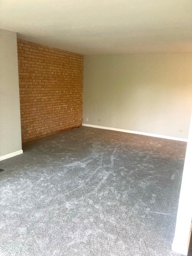 Building Photo - 5950 Oakwood Dr
