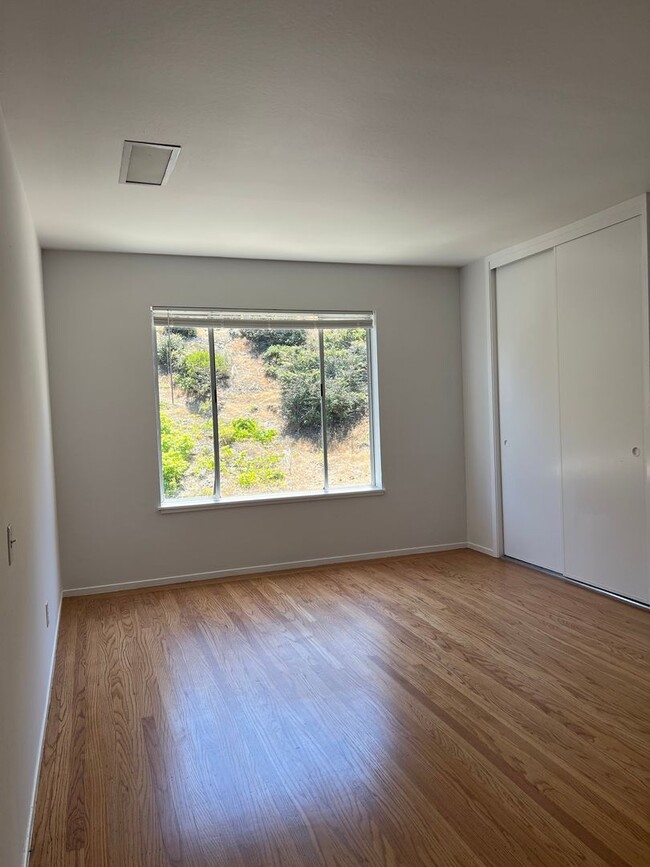 Building Photo - Daly City Home 4Bed 2 Ba