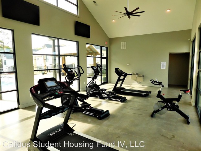 Building Photo - 4 br, 4.5 bath Room For Rent - 240 Elm Street