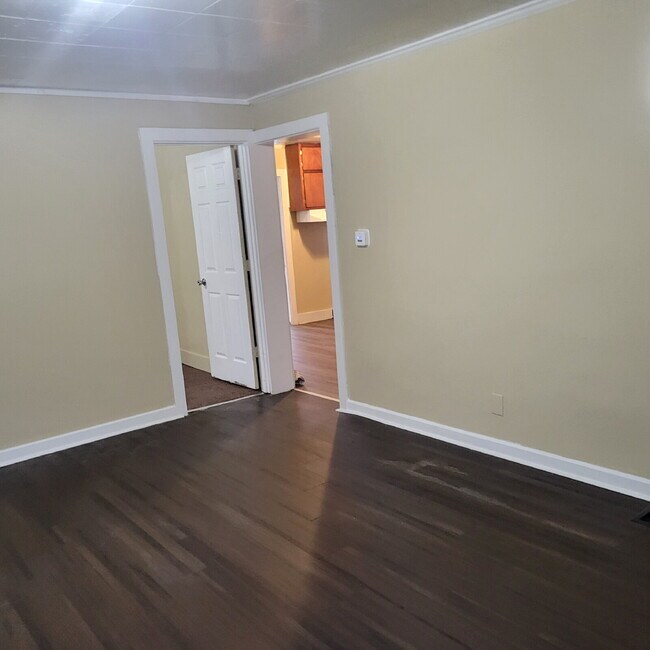 Foto del edificio - WEST SIDE HOUSE WITH 4 BEDROOMS, 2 BATHS, AND HUGE GARAGE/WORKSHOP COMBO