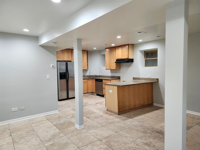 Building Photo - 428 E 46th Pl