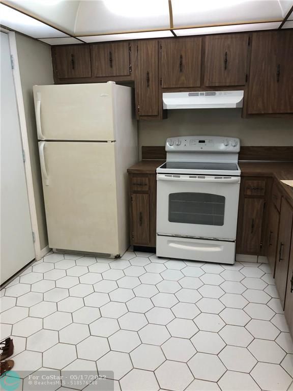 Building Photo - 404 NW 68th Ave