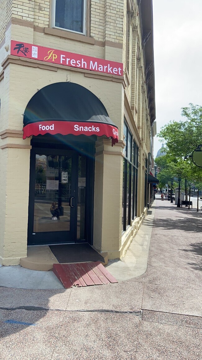 Tienda en la planta baja - 344 State St