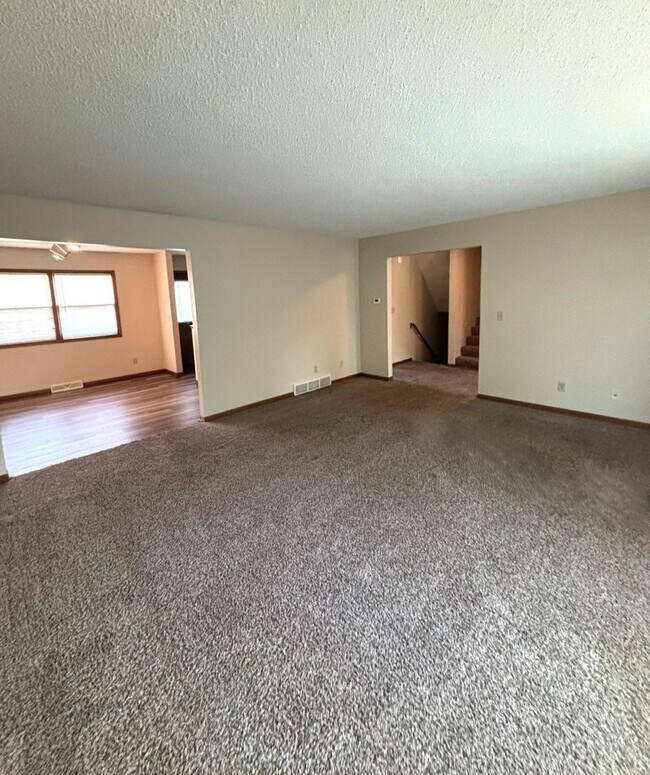 Building Photo - 3 Bed/ 1.5 bath Duplex for rent in desirable Waterloo location!