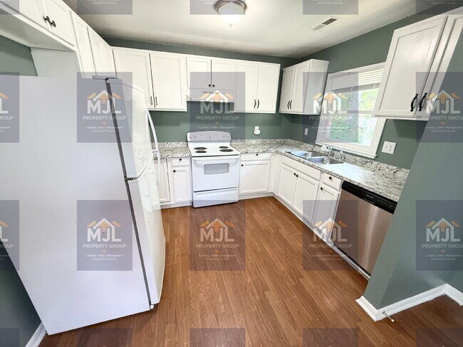 Foto del edificio - Spacious 3 Bedroom / 1 Bath Apartment in Sugar Creek *Ready Now*