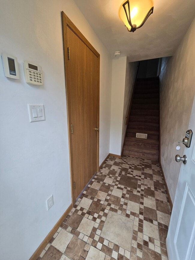 Foto del edificio - End Unit Townhouse - Plum School District ...