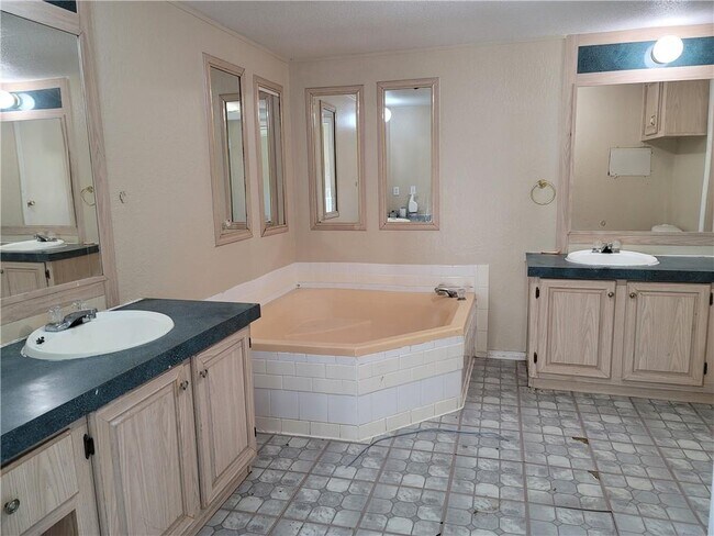 Building Photo - 126 Whispering Pines Dr