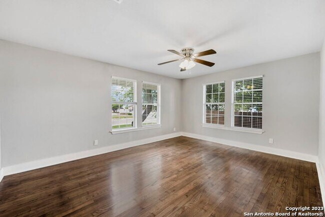 Foto del edificio - Gorgeous home in Terrell Hills neighborhood.