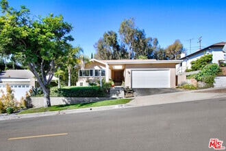 Building Photo - 2623 S Beverly Dr