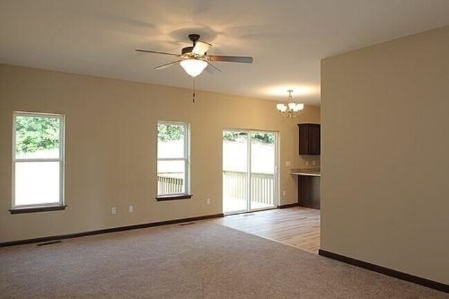 Building Photo - 4 Bedroom Home in Mackinaw Village