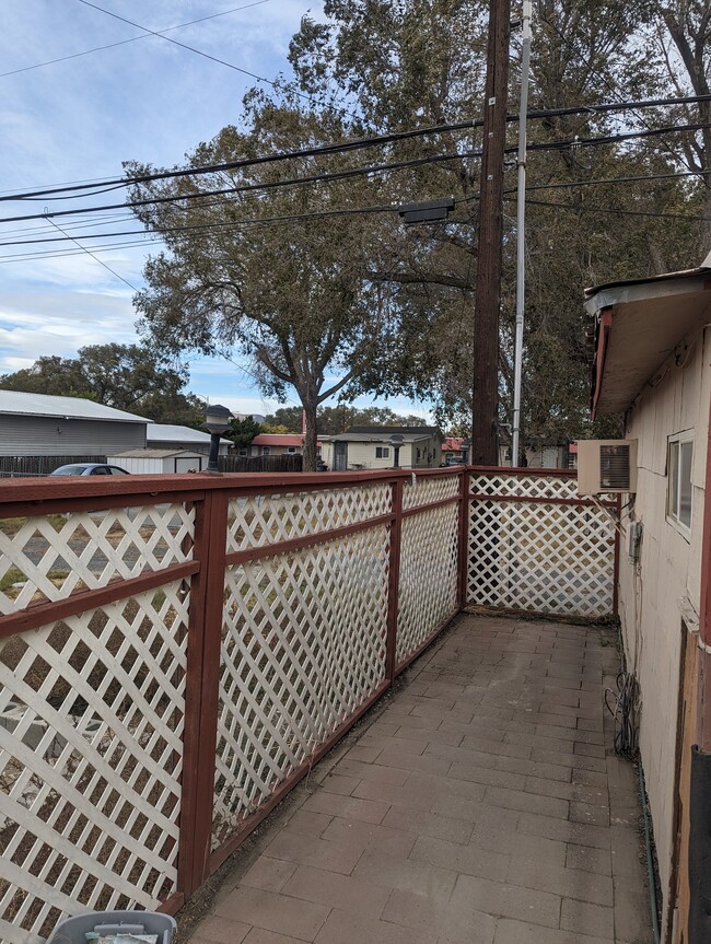 Patio trasero para uso de los inquilinos. Asientos, plantas o lo que se te ocurra. - 422 5th Ave SE