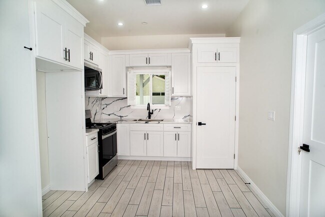 Foto del edificio - 13310 Glenoaks Blvd
