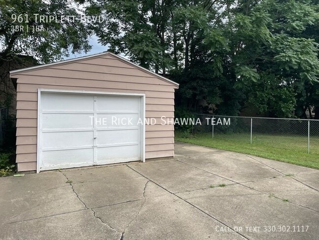 Building Photo - Three bedroom one bathroom single story ho...