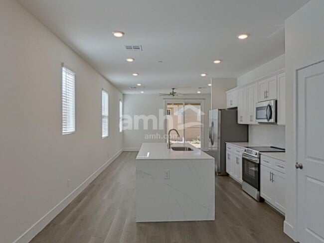 Building Photo - 893 English Primrose St