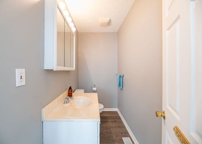 Foto del edificio - Prime Tremont Location | 2BR with Yard & Parking