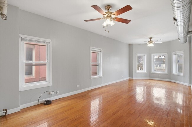 Foto del edificio - 2911 W Belden Ave