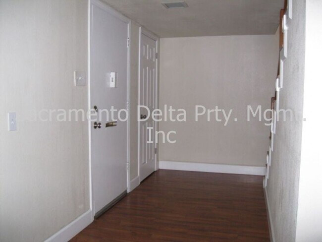 Foto del edificio - 4 bed/2.5 bath Tahoe Park Condo