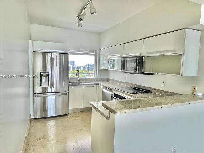 Foto del edificio - 601 NE 36th St