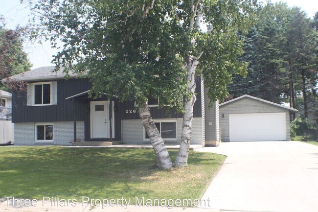 Foto del edificio - 4 br, 2 bath House - 226 6th Ave NW