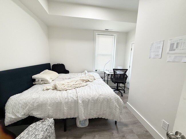 Foto del edificio - 301-305-305 Dudley St