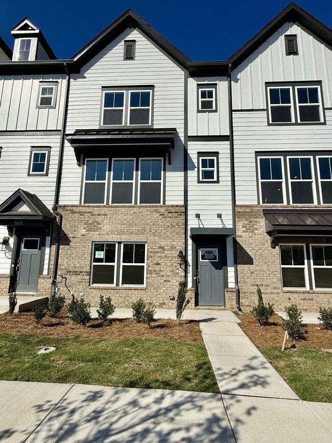 Building Photo - 565 Silver Star Blvd
