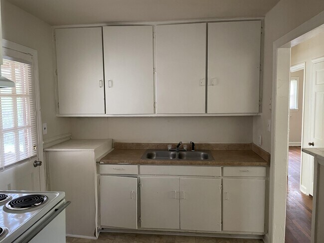Building Photo - 2804 Wildwood Dr