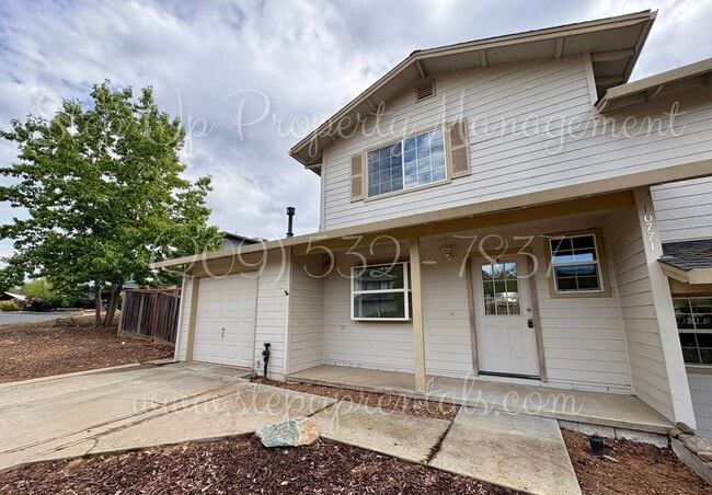 Building Photo - Splendid 2 Bedroom 1.5 Bath Townhouse Near...