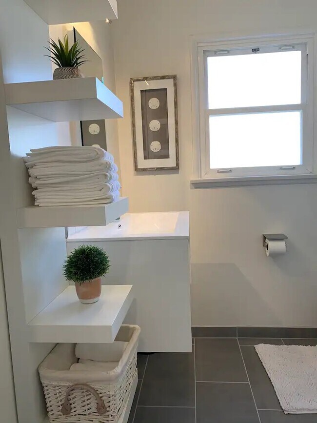 Bathroom - 520 S Inglewood Ave