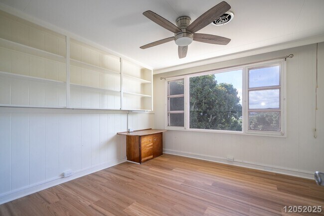 Foto del edificio - Partially Renovated Upstairs 3 BD 1 BA home in Aiea ($300 off the first month’s rent if moved in ...