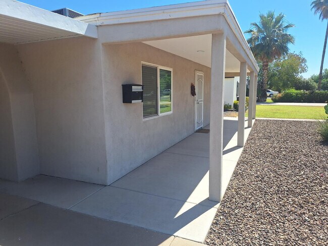 Foto del edificio - 1748 W Glenrosa Ave