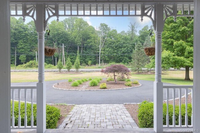 Foto del edificio - 185 Spook Rock Rd