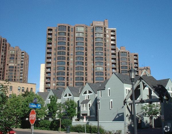 Building Photo - Loring Green West