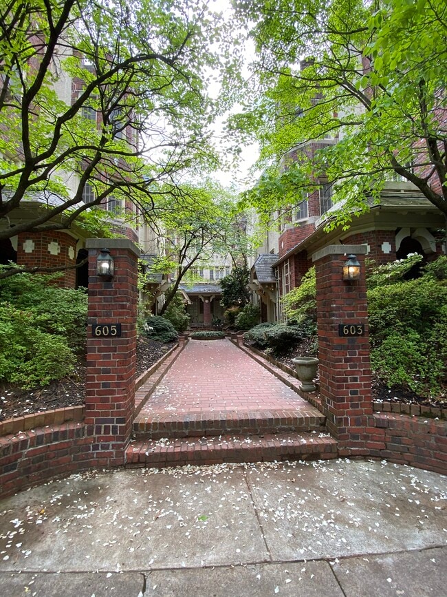 Building Photo - 603 N Davis Ave