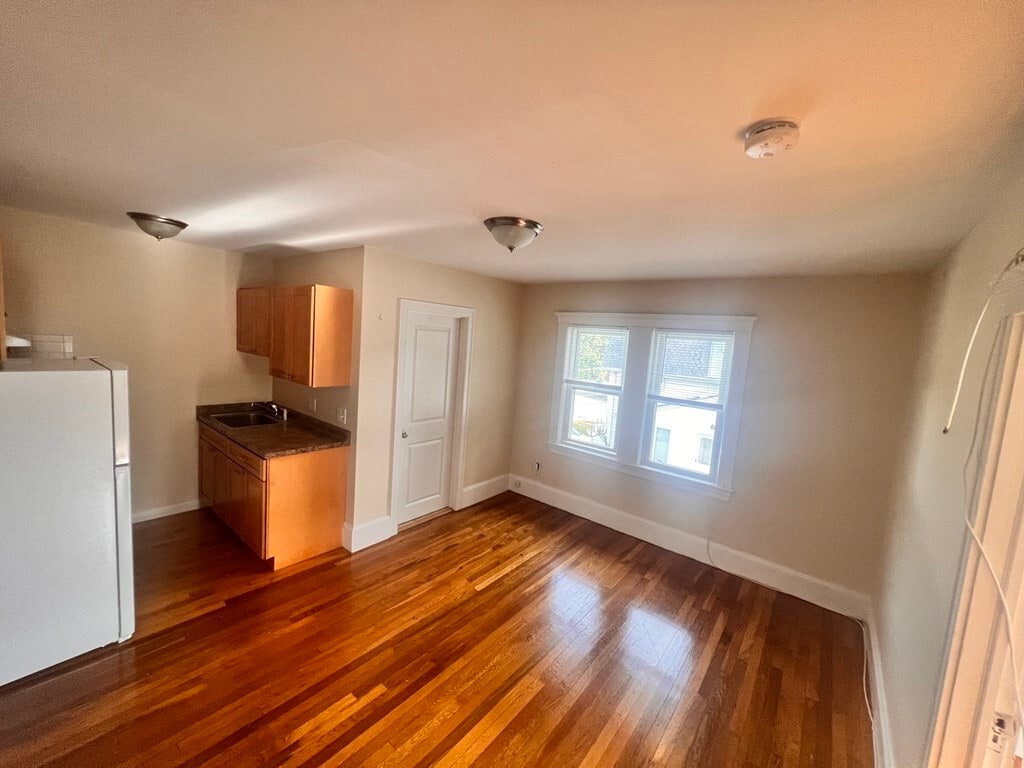 Primary Photo - 483 Newport Ave