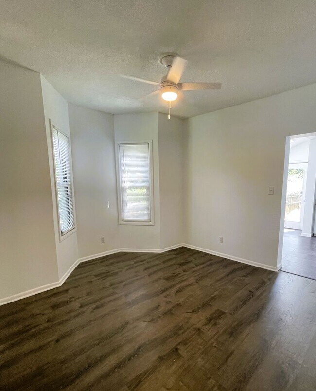 Foto del edificio - $1975 FOR RENT - SINGLE UPDATED FAMILY HOU...