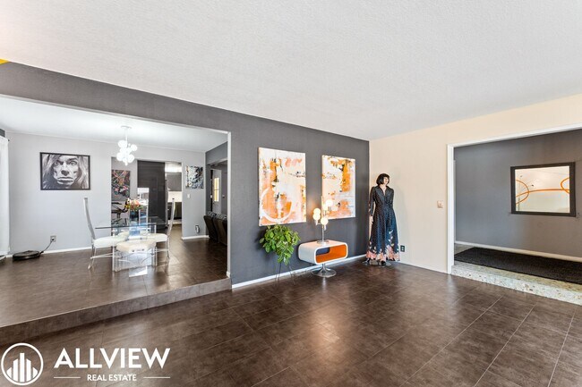 Building Photo - Exquisite 4 Bed 2.5 Bath Home in Orange!